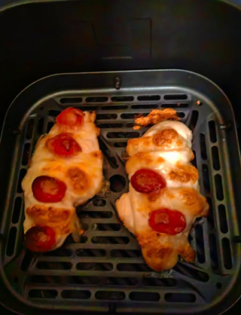Piersi z kurczaka z mozzarellą i pomidorkami w airfryer