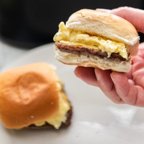 Szybkie kanapki śniadaniowe White Castle w air fryer