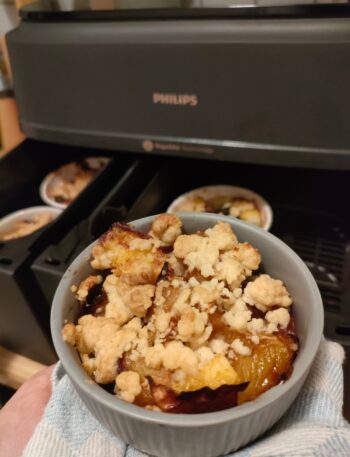 Owoce pod chrupiącą kruszonką w airfryer