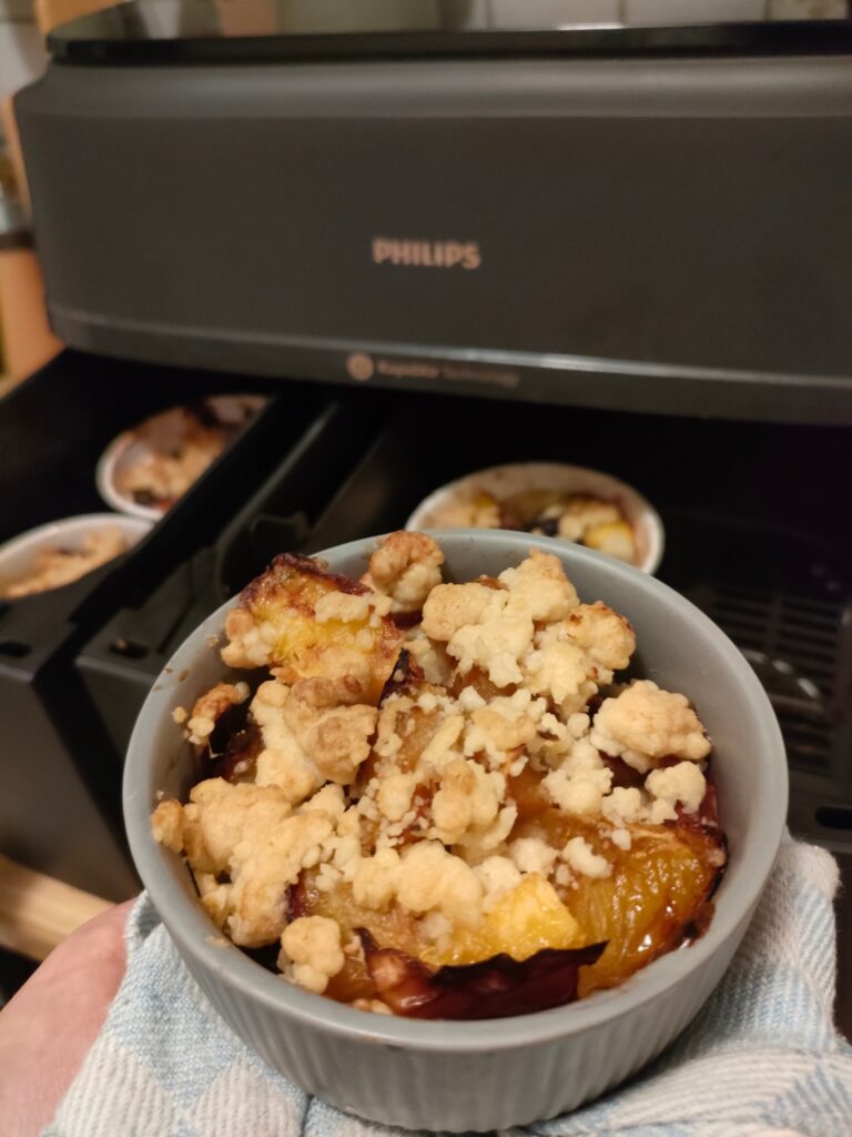 Owoce pod chrupiącą kruszonką w airfryer