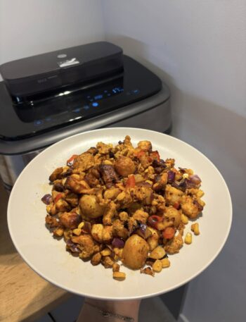 Jednogarnkowy obiad w airfryer – kurczak, halloumi i warzywa