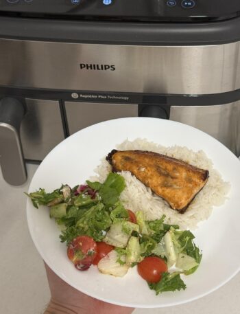Łosoś w marynacie miodowo-sojowej z ryżem i warzywami – szybki obiad w airfryer