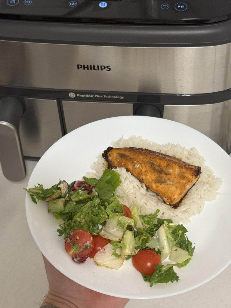 Łosoś w marynacie miodowo-sojowej z ryżem i warzywami – szybki obiad w airfryer
