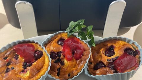 Skyrnik z owocami jagodowymi w airfryer