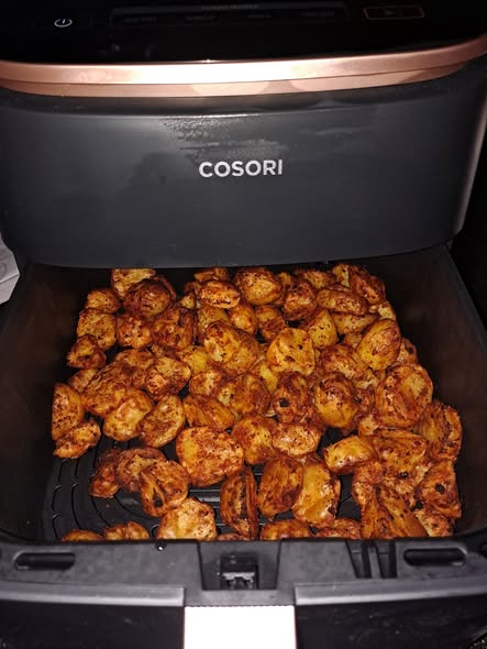 Ziemniaki zapiekane w airfryerze z kremowym dipem czosnkowym