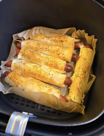 Kiełbaski w cieście francuskim — chrupiące śniadanko z airfryer