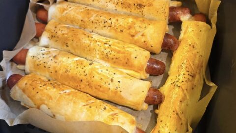 Kiełbaski w cieście francuskim — chrupiące śniadanko z airfryer