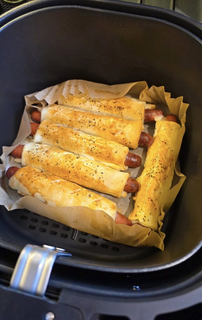 Kiełbaski w cieście francuskim — chrupiące śniadanko z airfryer