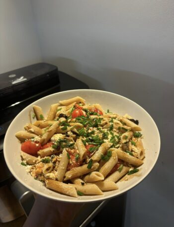Makaron z fetą i pomidorkami w airfryer – aromatyczny i szybki przepis