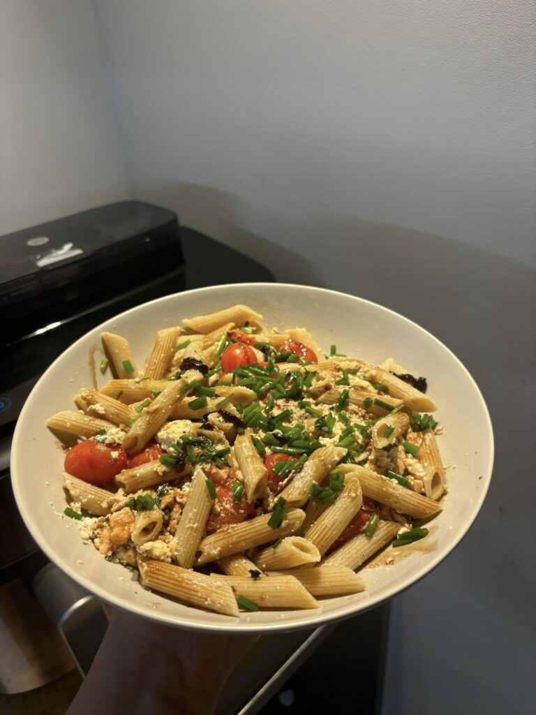 Makaron z fetą i pomidorkami w airfryer – aromatyczny i szybki przepis