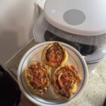 Pizzerynki z airfryera – chrupiące zawijasy z ciasta francuskiego z porem, pieczarkami i serem