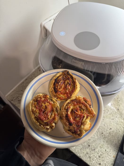 Pizzerynki z airfryera – chrupiące zawijasy z ciasta francuskiego z porem, pieczarkami i serem