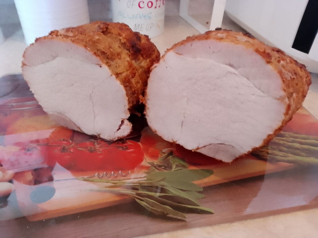 Aromatyczna domowa szynka przygotowana w airfryerze, niezwykle soczysta dzięki wcześniejszemu peklowaniu w solance. Idealna na kanapki, obiad lub jako przekąska.